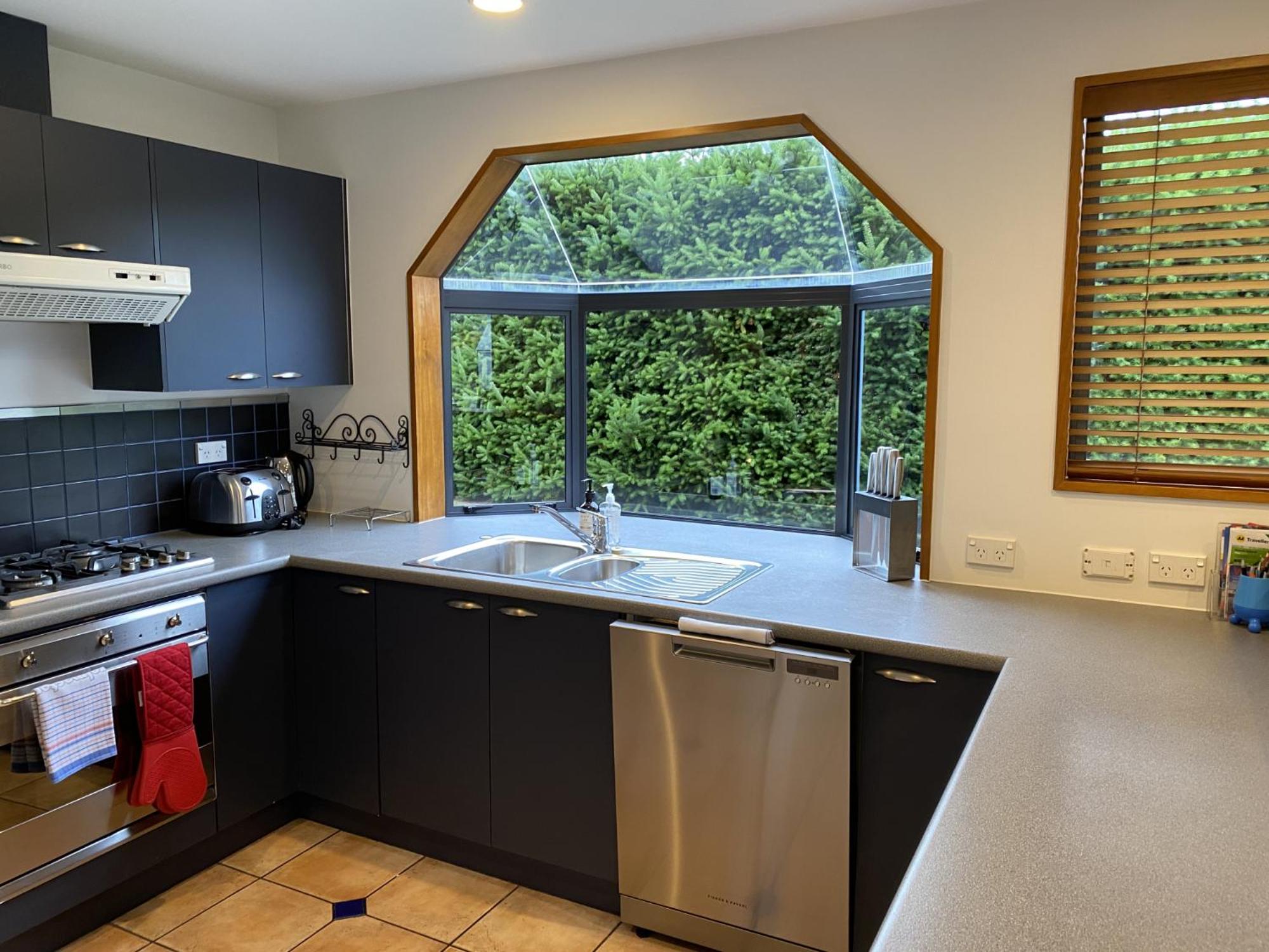 Central Wānaka Retreat | Close to the lake! view 4