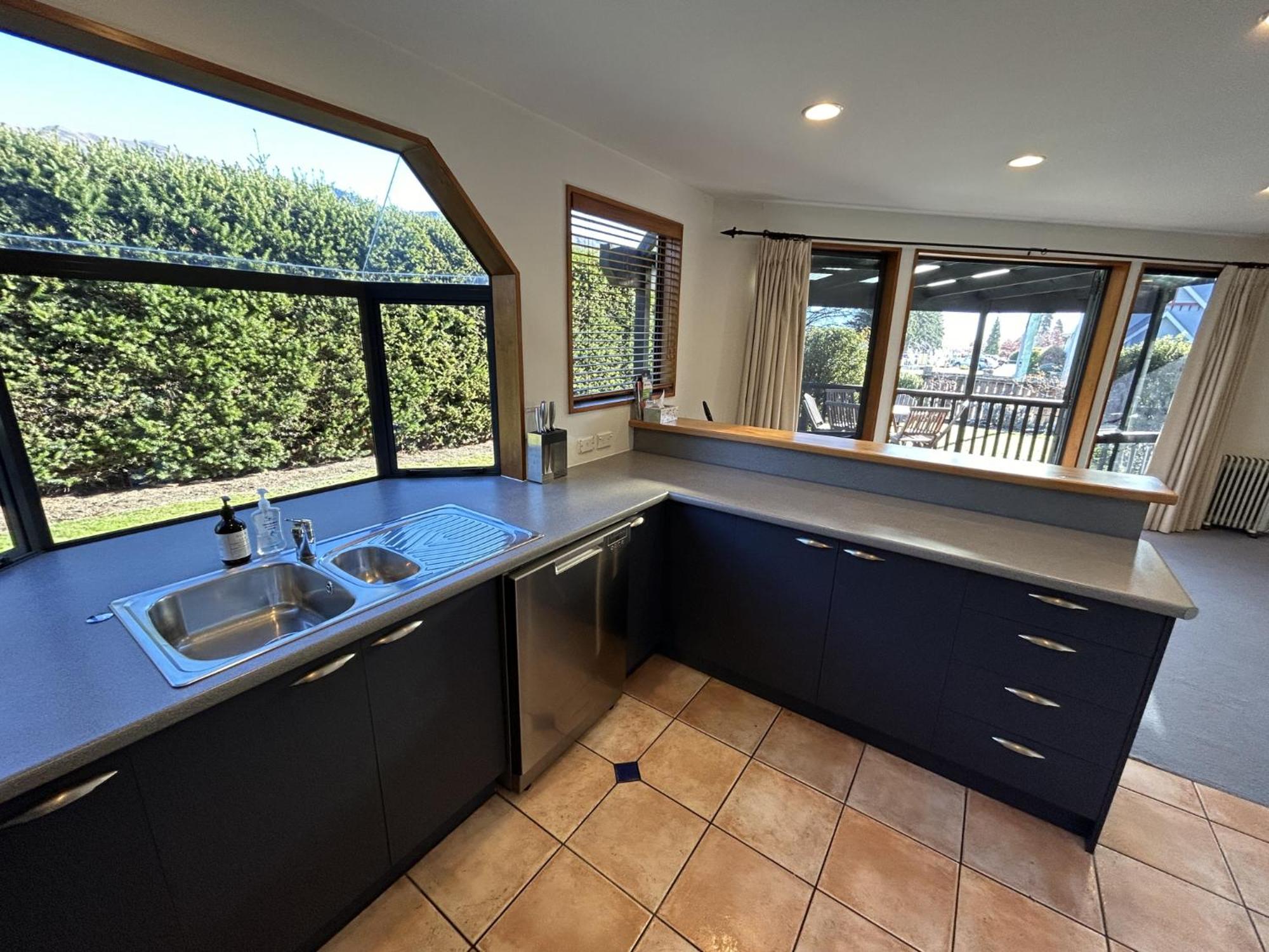 Central Wānaka Retreat | Close to the lake! view 5