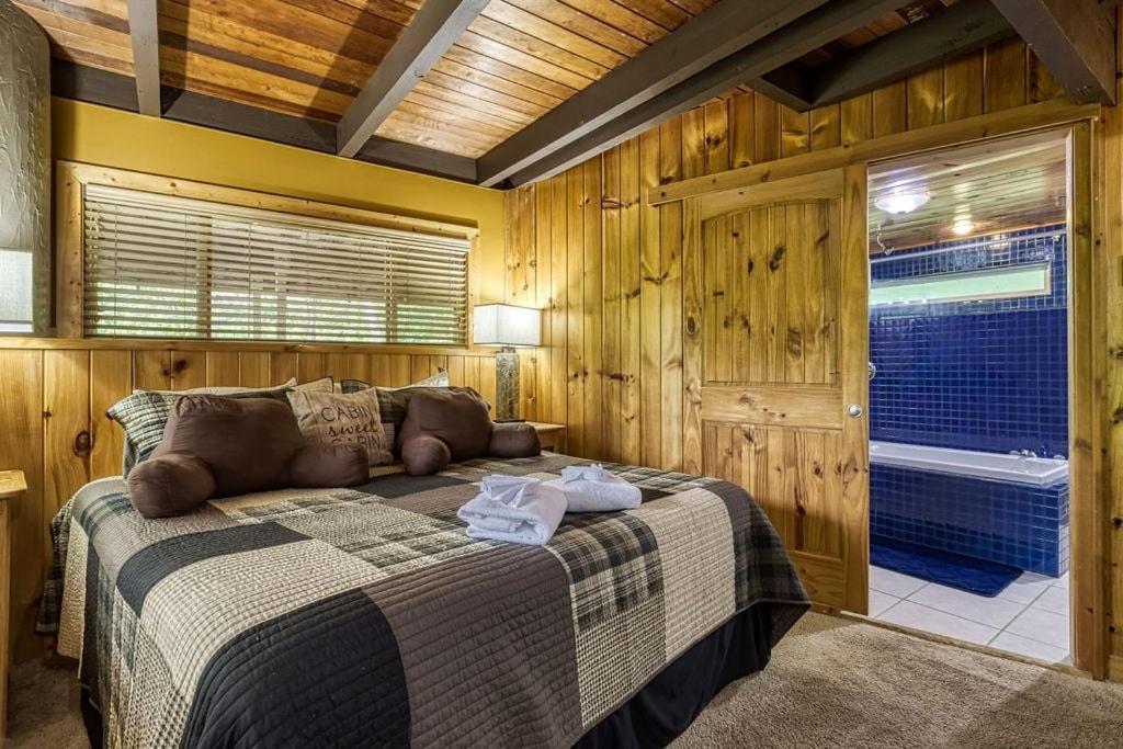 Gatlinburg Views A Unique Cabin Mountain Views Expansive Decks Adjacent To Gatlinburg & Ski Lodge cabin