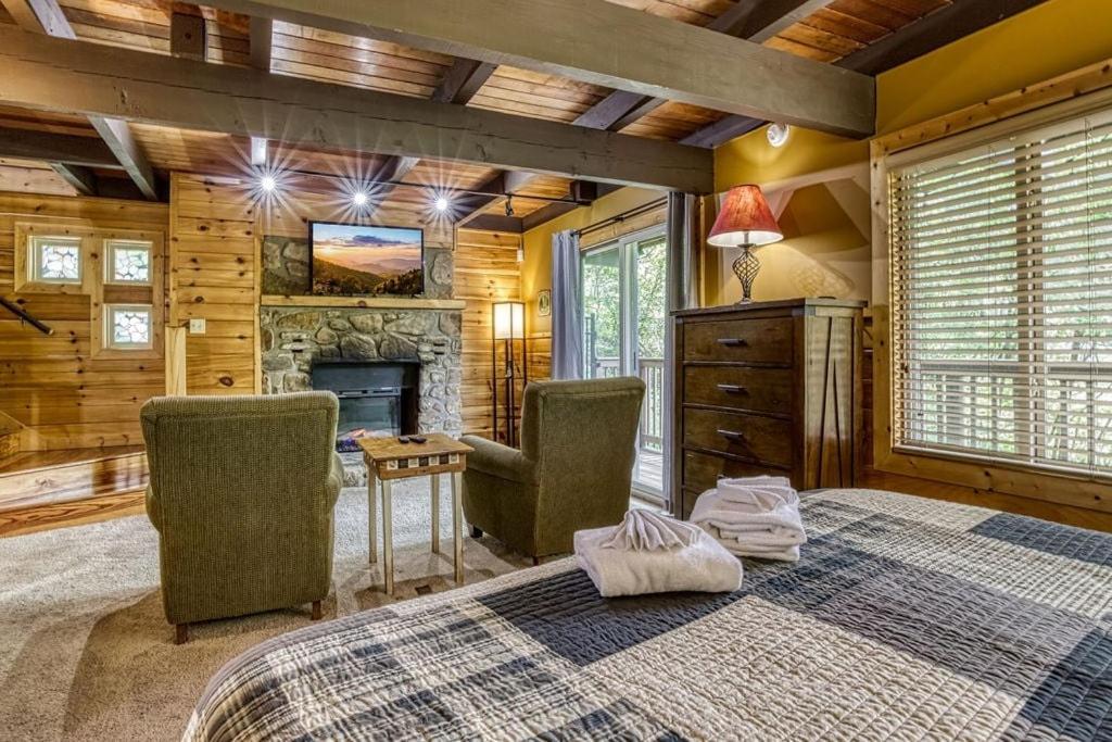 Gatlinburg Views A Unique Cabin Mountain Views Expansive Decks Adjacent To Gatlinburg & Ski Lodge cabin