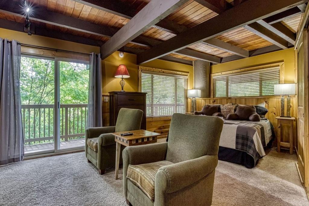 Gatlinburg Views A Unique Cabin Mountain Views Expansive Decks Adjacent To Gatlinburg & Ski Lodge cabin