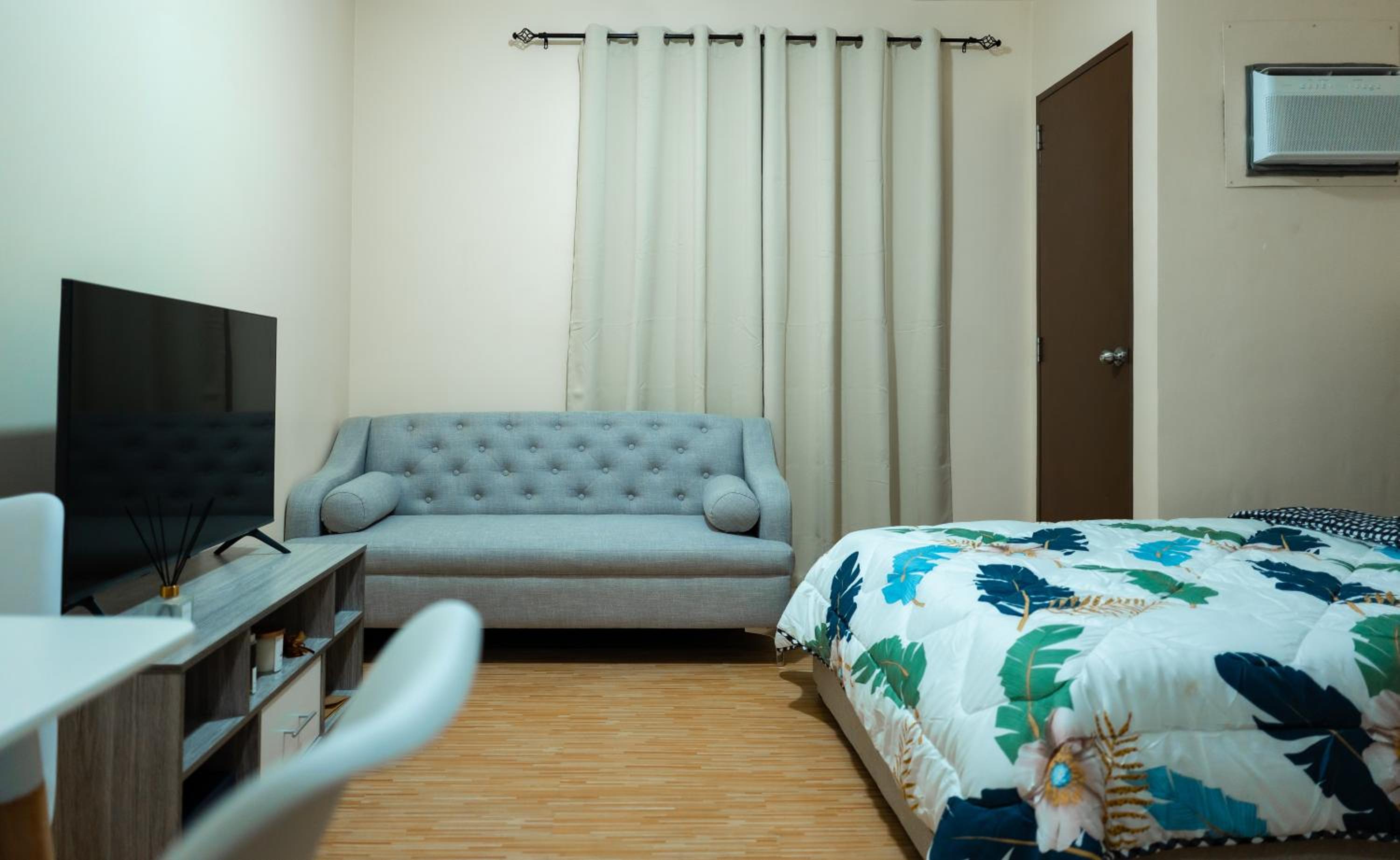 Cozy Deluxe Studio Fully Furnished Condo for Rent view 5