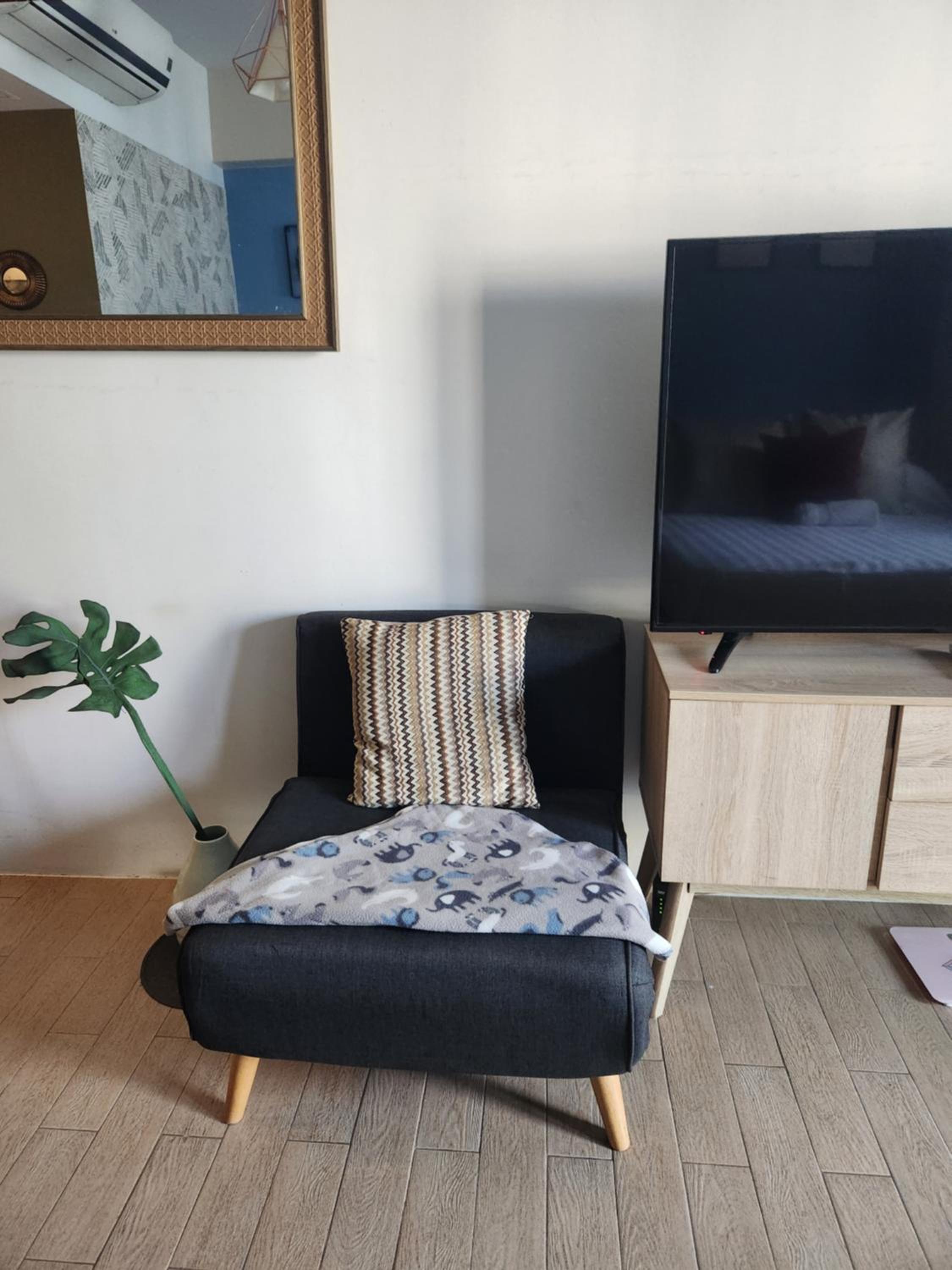 Cozy Studio Flat Near Airport view 2