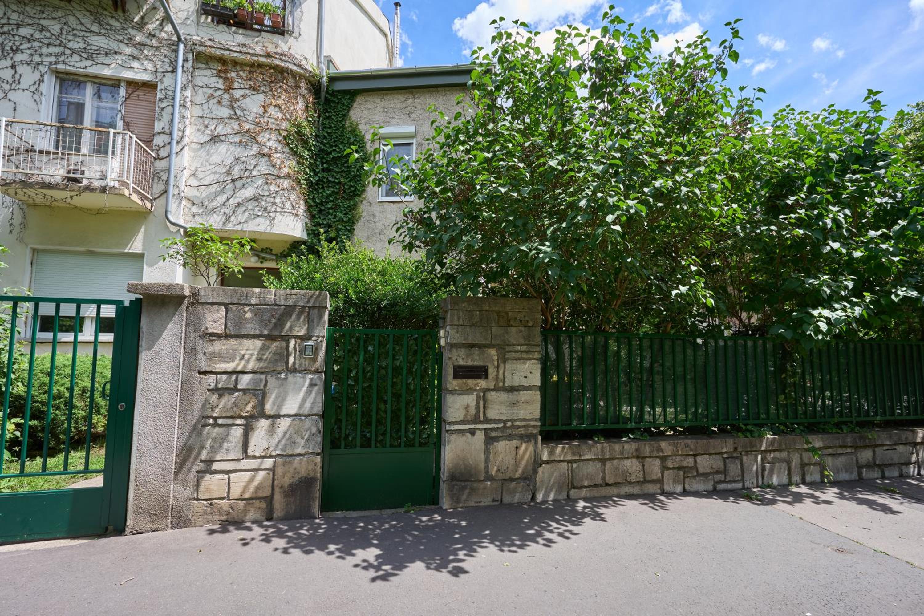 Giselle Apartment with Private Parking
