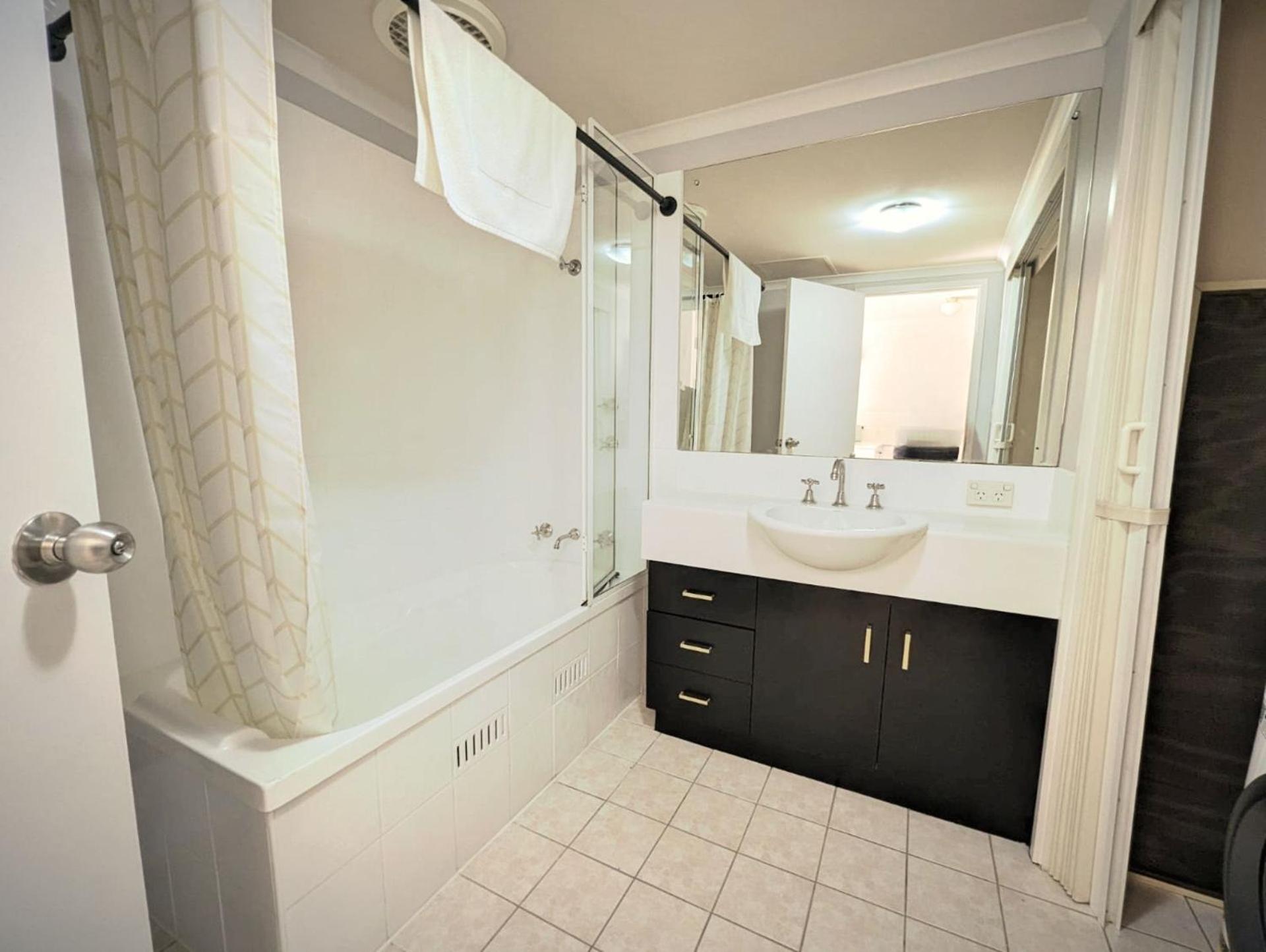 2BR Apartment on Carrington with Car Parking