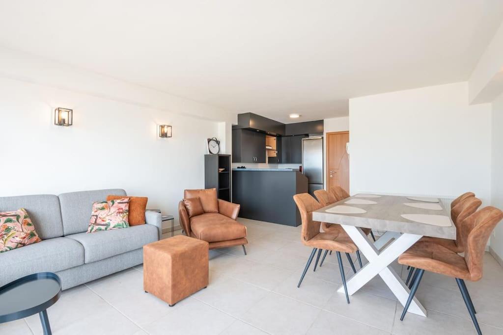 Beautiful apartment with Sea Views and parking