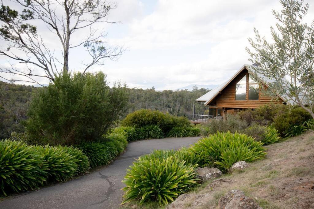 Esk Treehouse Cabin Unique Home with River Views