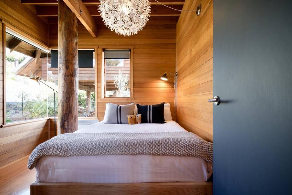 Esk Treehouse Cabin Unique Home with River Views