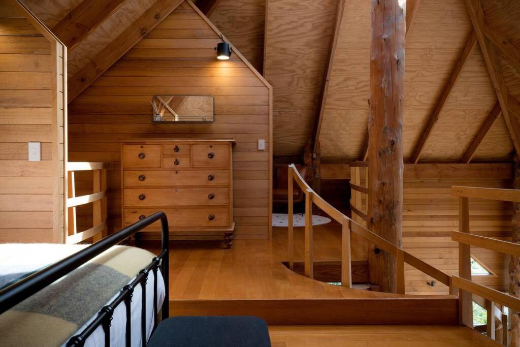 Esk Treehouse Cabin Unique Home with River Views