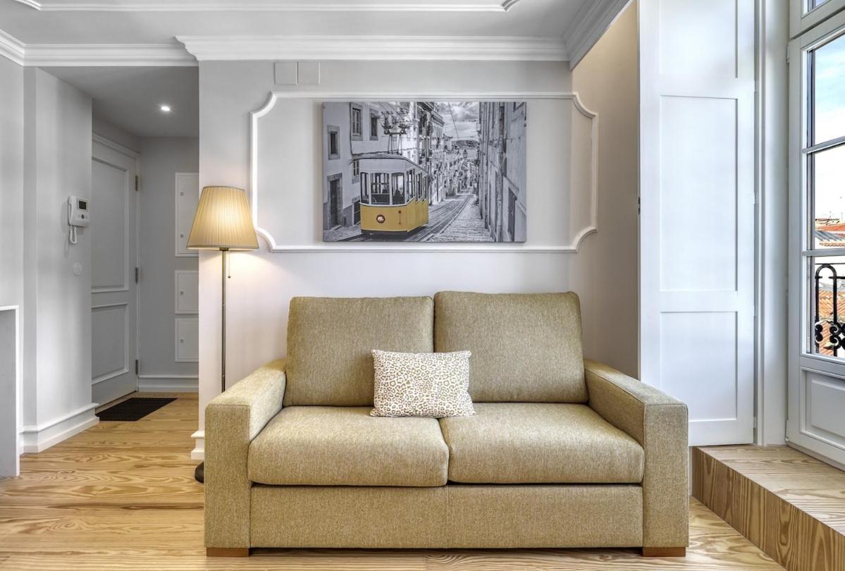 Lisbon beautiful 2 bedroom apartment with views in Rua Augusta Lisbon view 3
