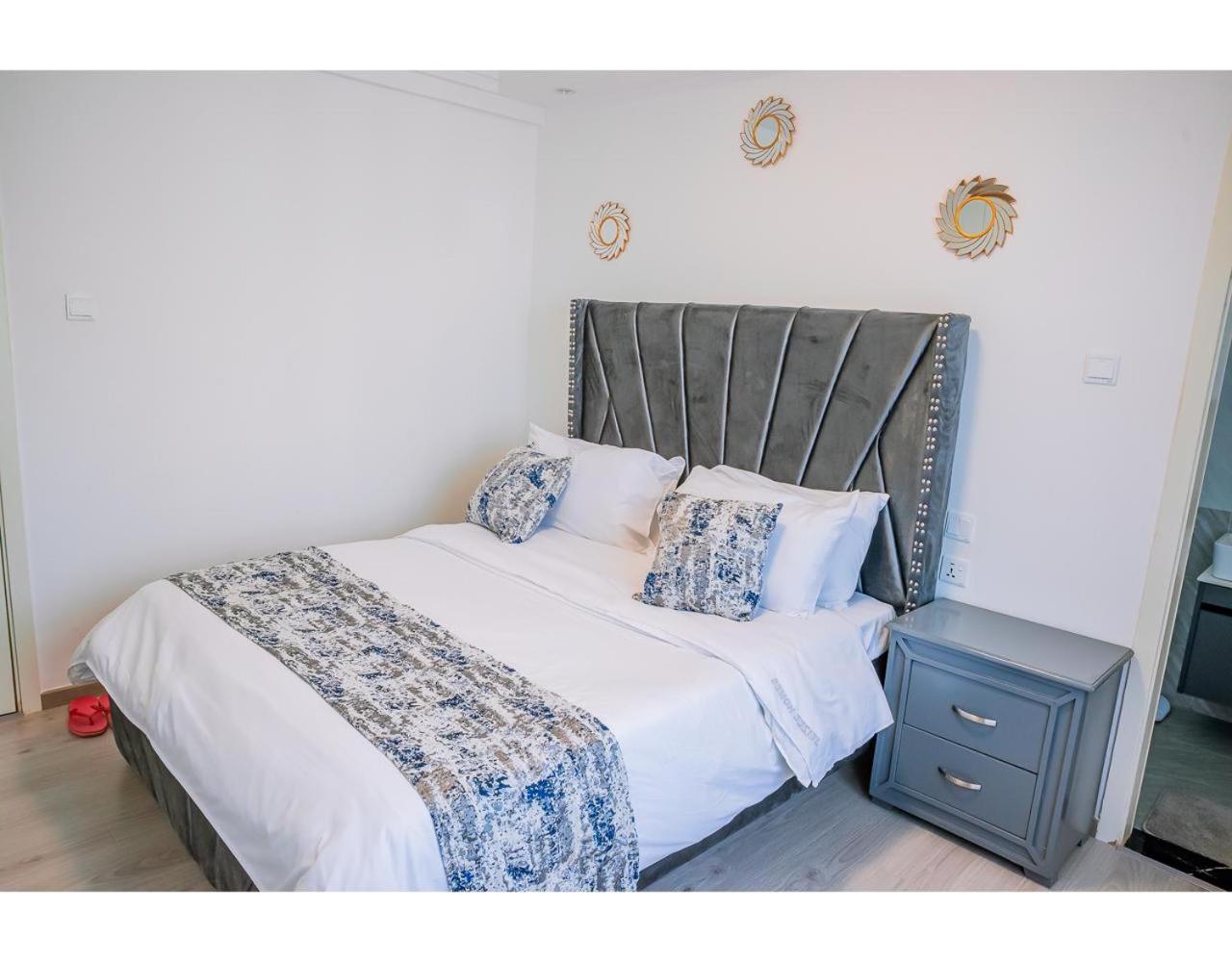 2 Bedroom Skyview Retreat at GoldPark Homes by Lulu Homes view 4