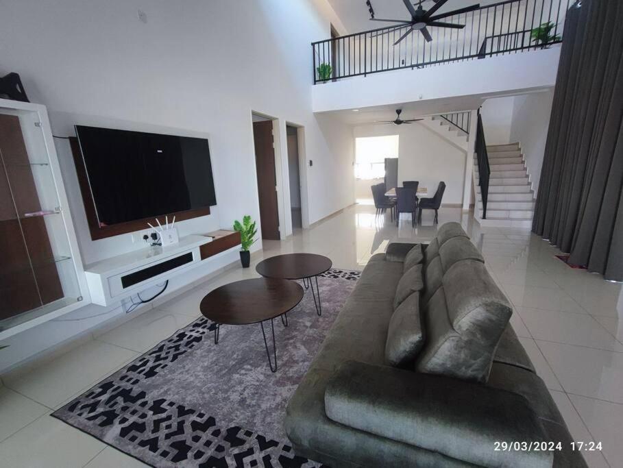 Hotel Central Residence KotaSAS by MYRAH 1BR - Image 1