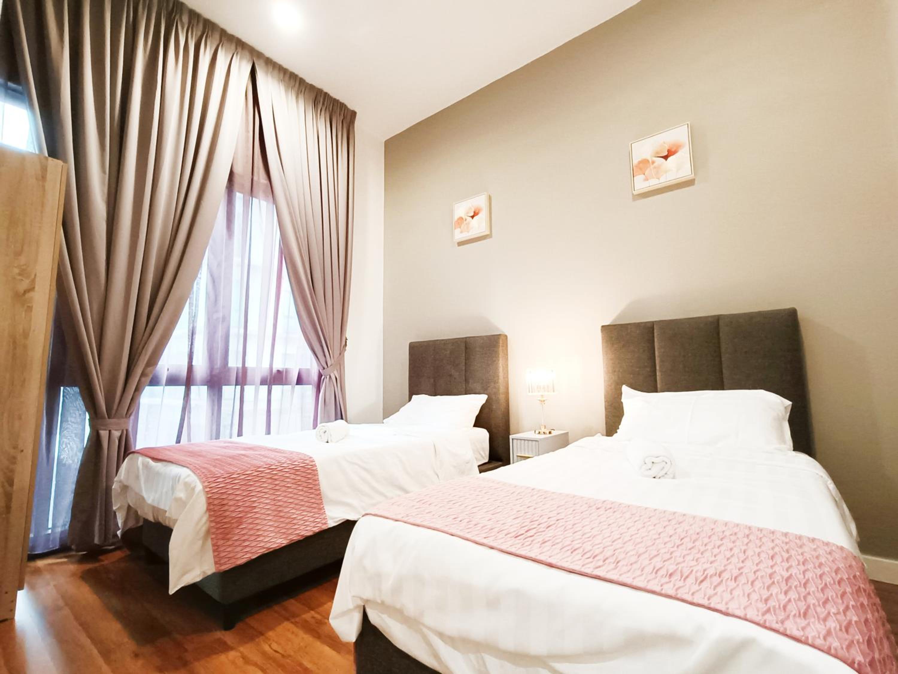 8 Kuala Lumpur City for 4 to 10 PAX of 4 BEDROOMS and 3 BATHROOMS near KLCC