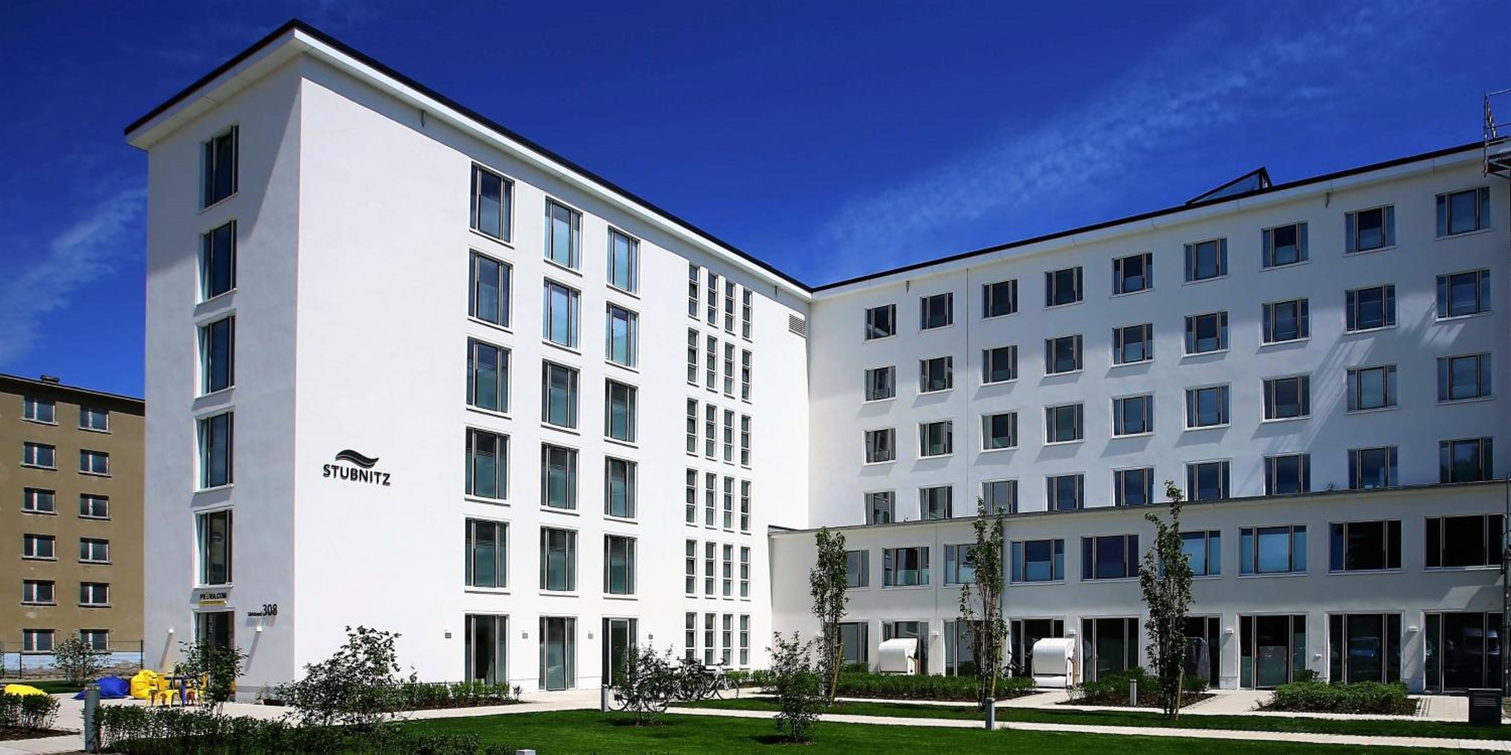 Prora - FeWo mit Balkon, Waschmaschine, E-Ladesäule und Meerblick - room-of-light