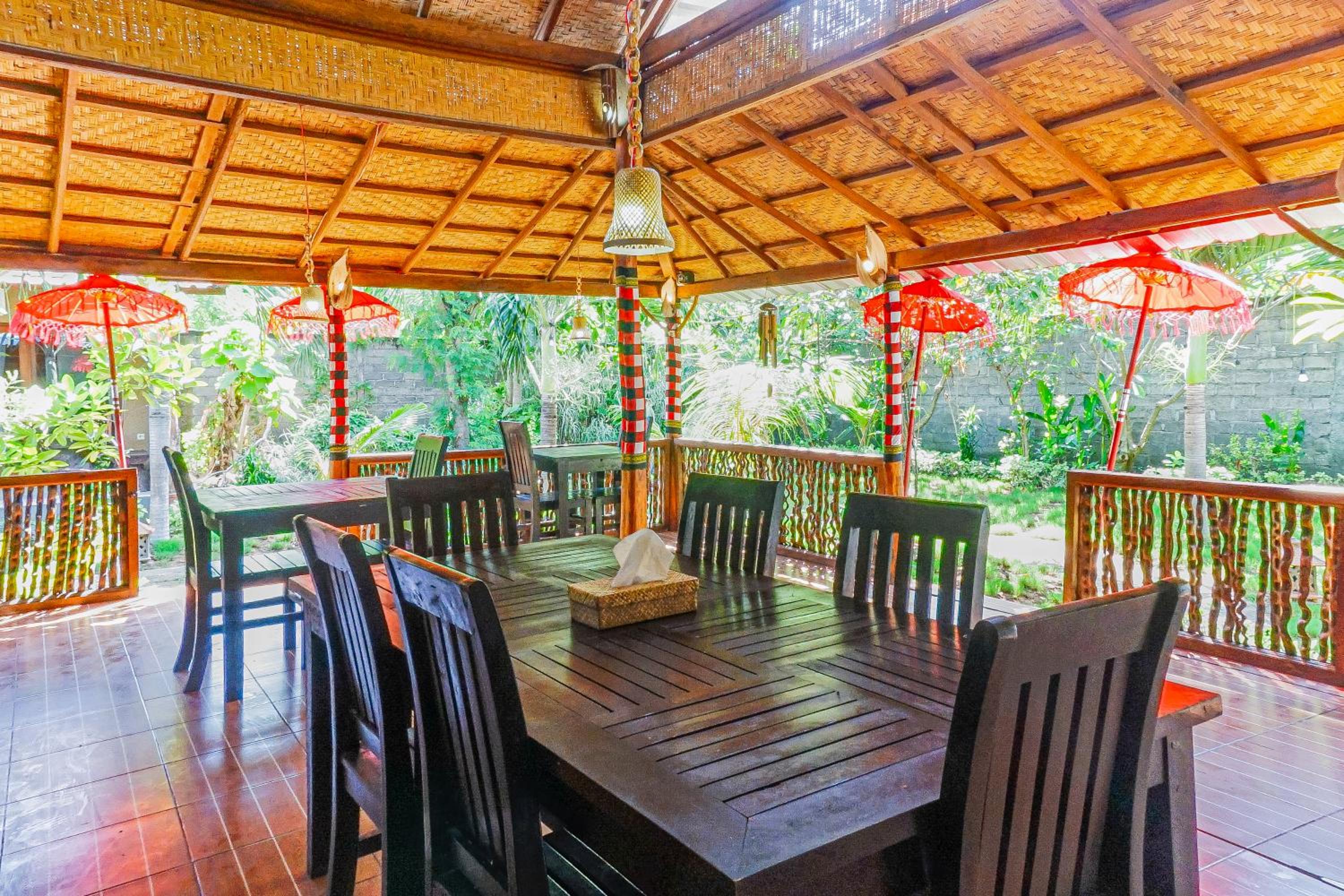 Made Taro - Menjangan Homestay
