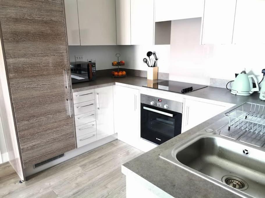 Luxury 1 bedroom flat with balcony - St Anne's view 3