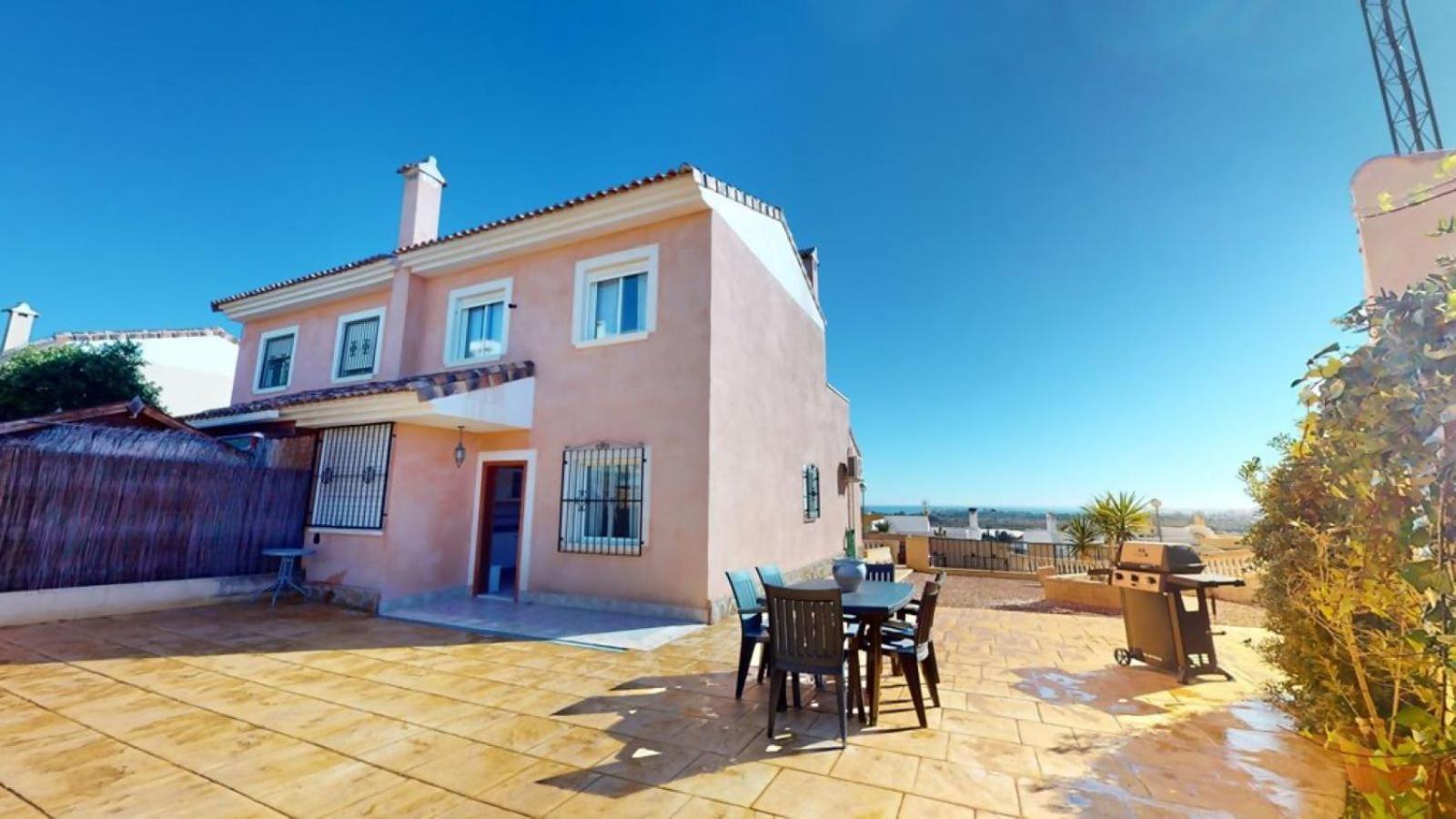 Beautiful house and garden close to Bonalba Golf