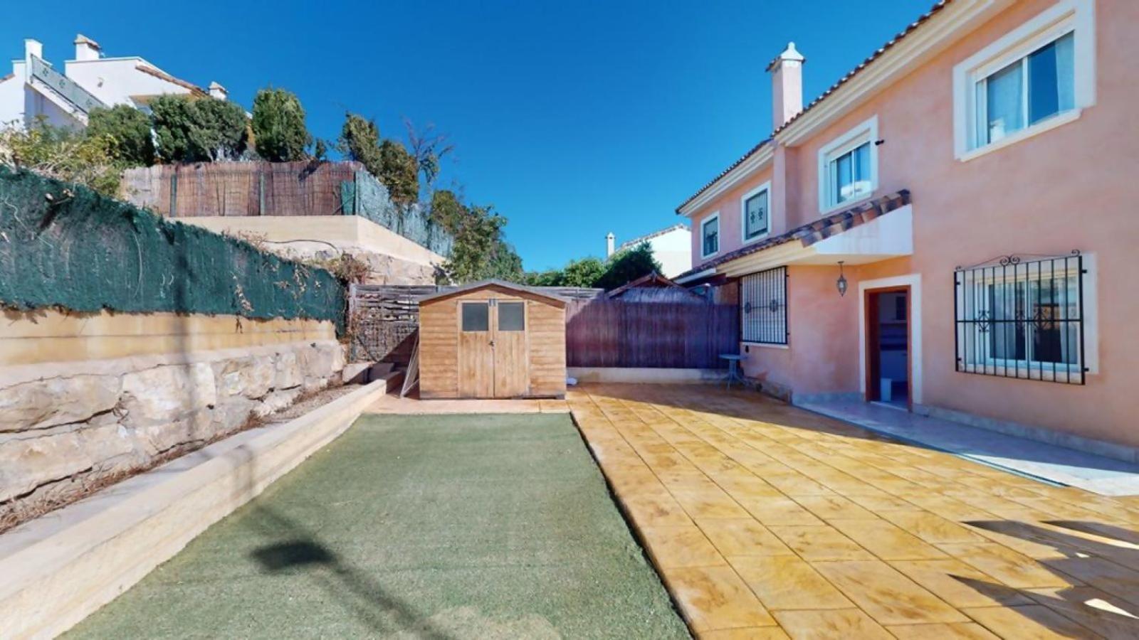Beautiful house and garden close to Bonalba Golf
