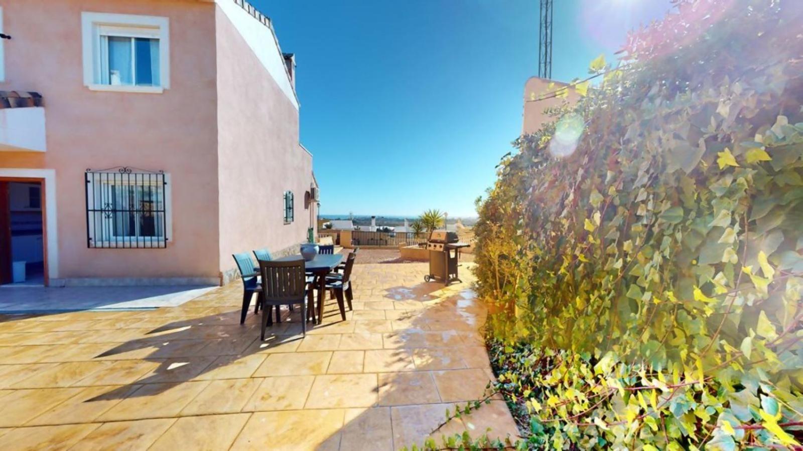 Beautiful house and garden close to Bonalba Golf