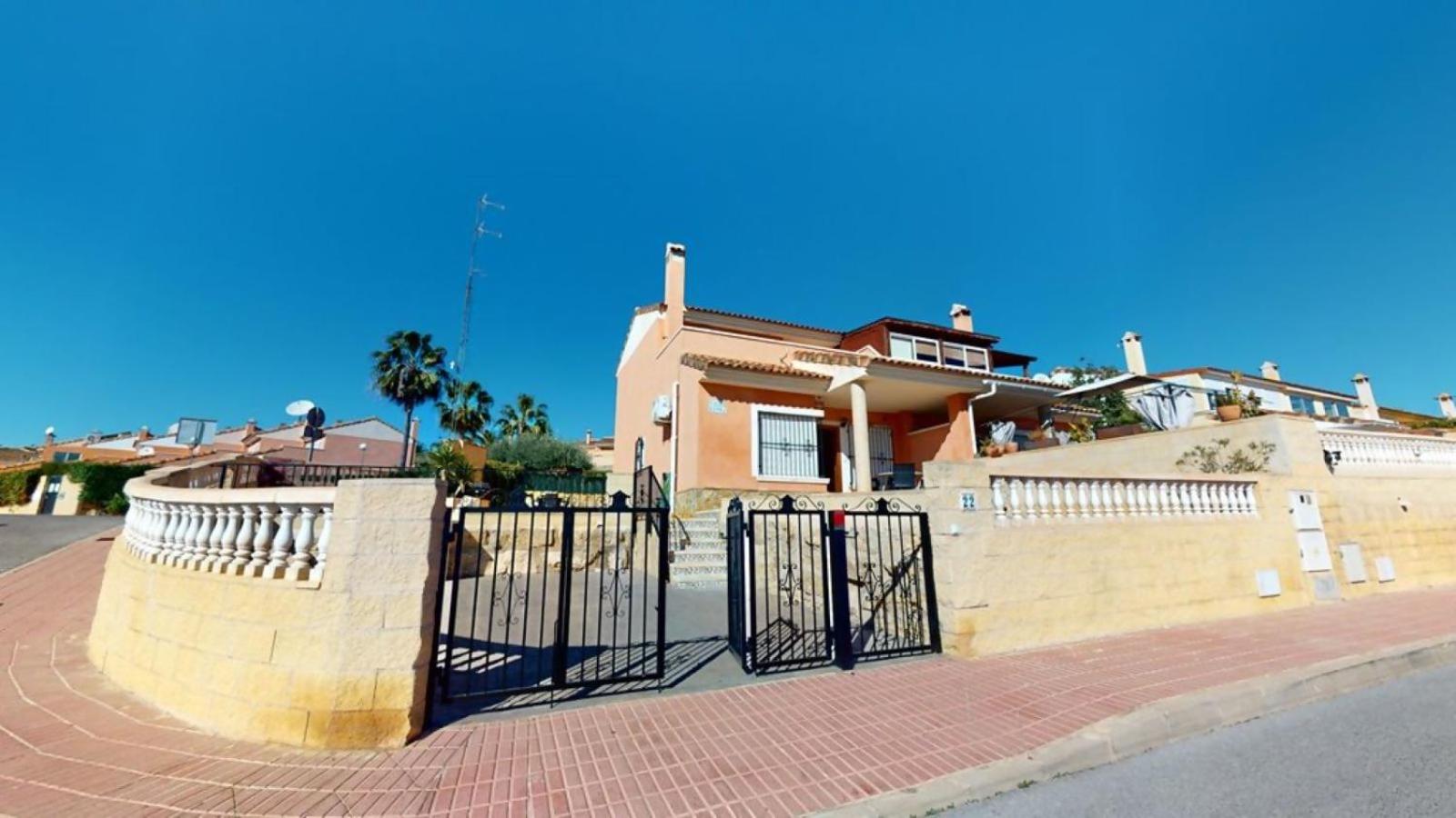 Beautiful house and garden close to Bonalba Golf