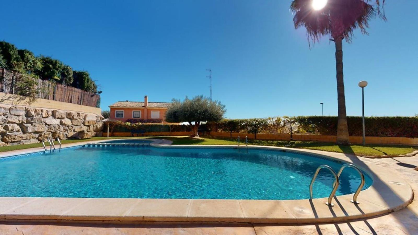 Beautiful house and garden close to Bonalba Golf