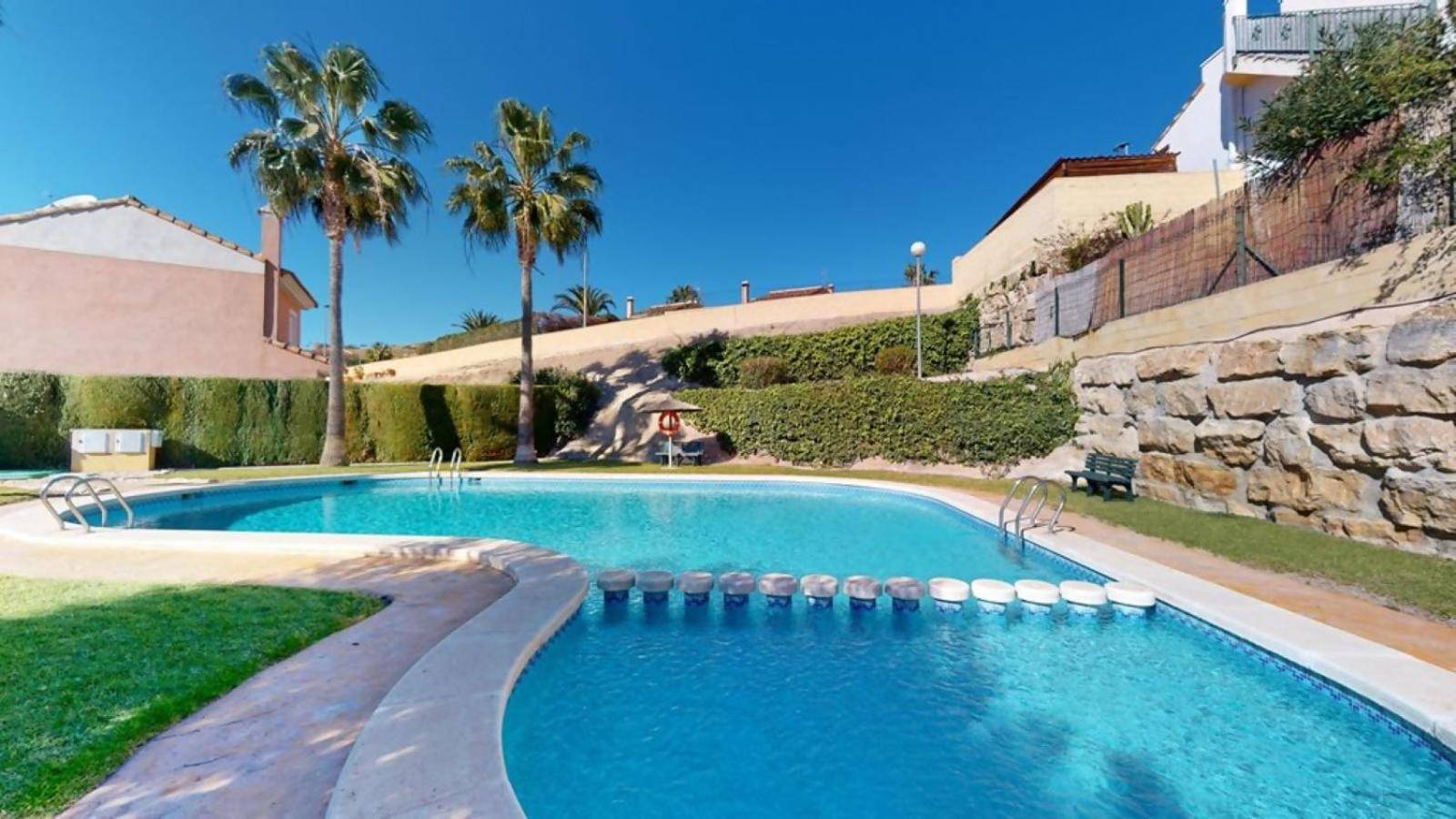 Beautiful house and garden close to Bonalba Golf