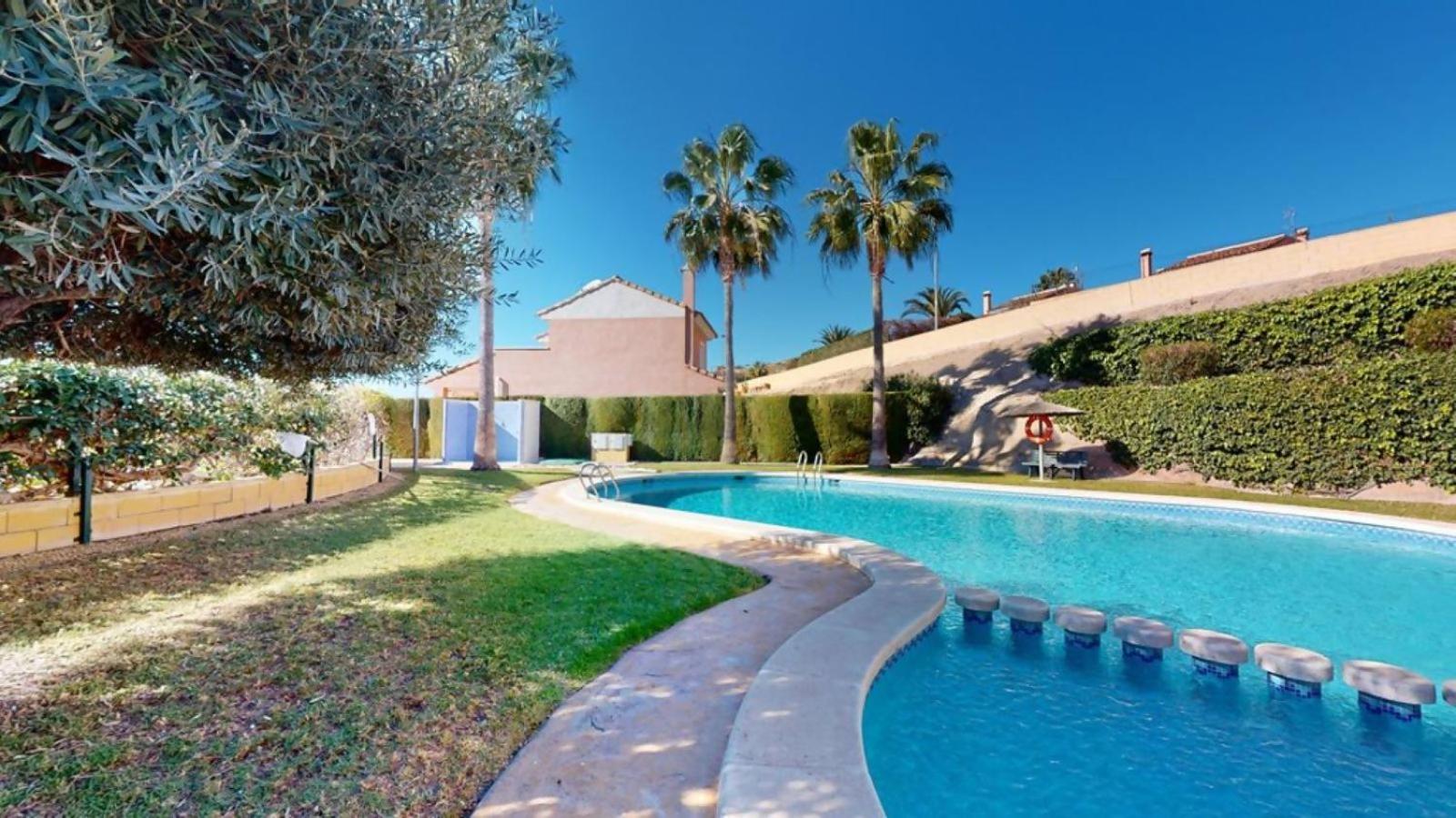 Beautiful house and garden close to Bonalba Golf