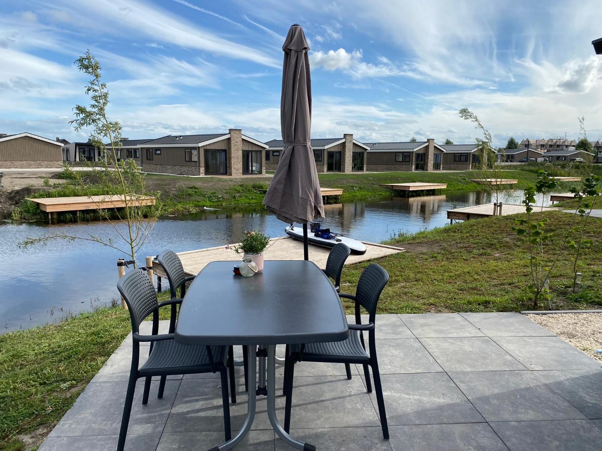Elegantes Chalet am Wasser mit Steg Klimaanlage Ferienhaus am See Niederlande view 2
