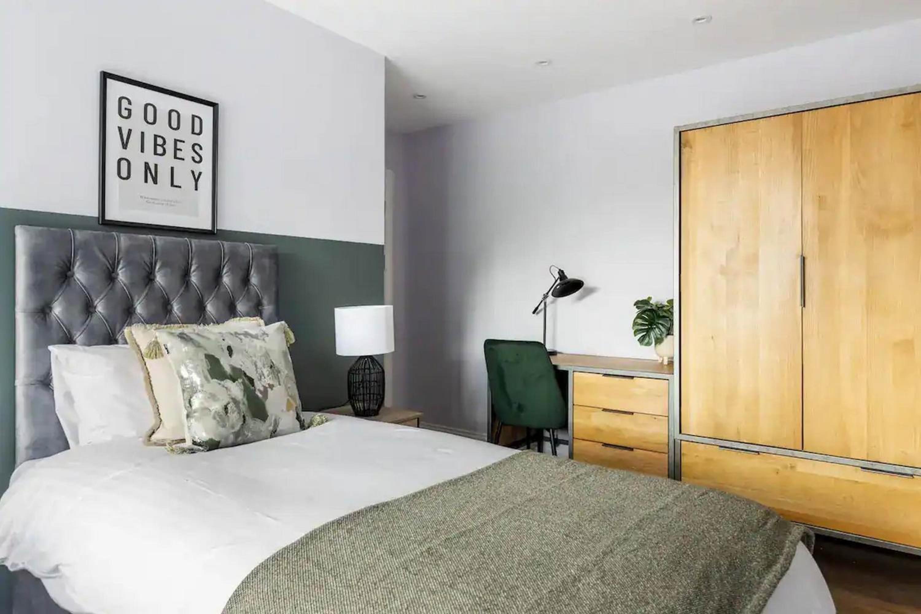 Elegant 3-Bedroom Apartment Near Tube Station - 360 Stays