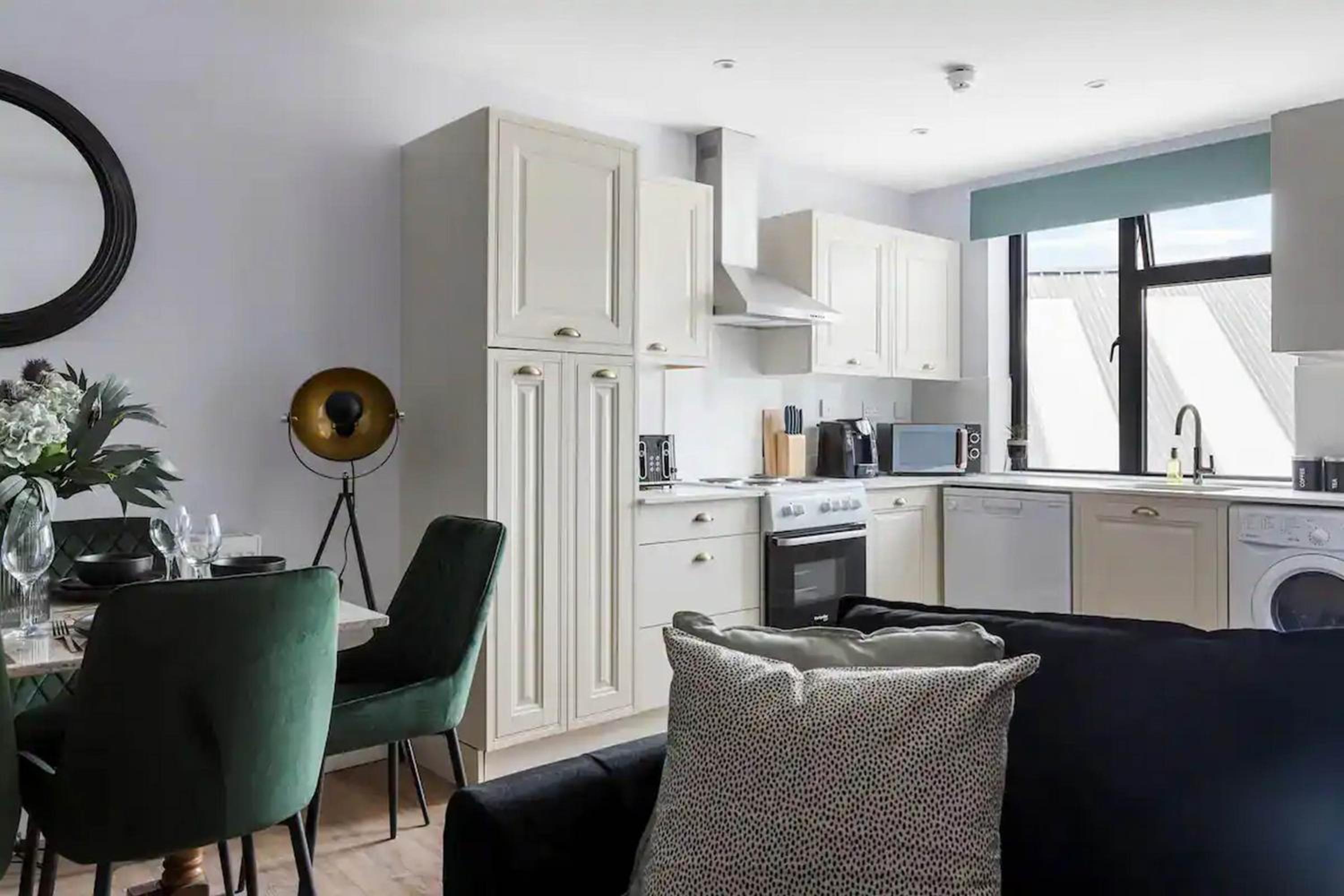 Elegant 3-Bedroom Apartment Near Tube Station - 360 Stays