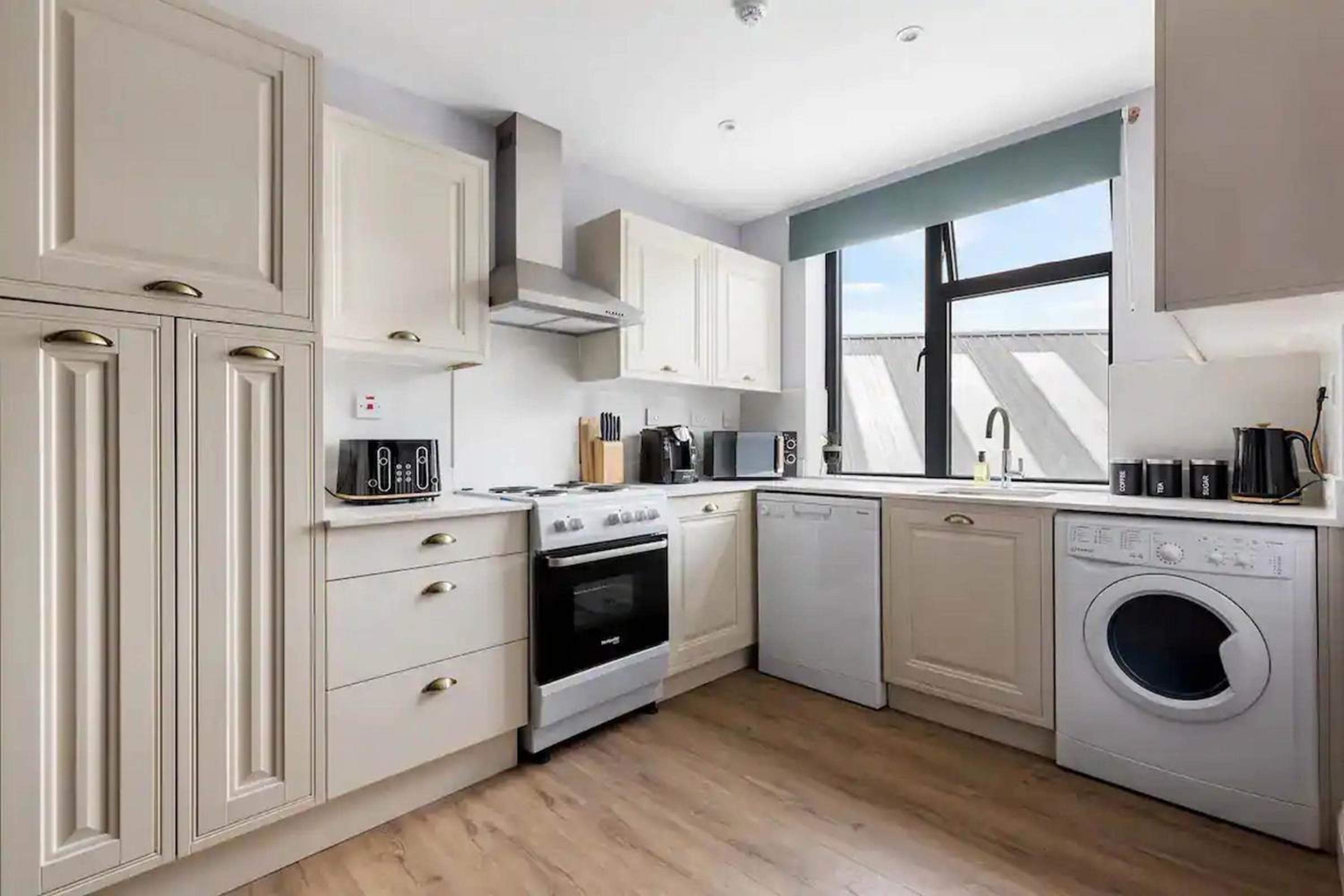 Elegant 3-Bedroom Apartment Near Tube Station - 360 Stays