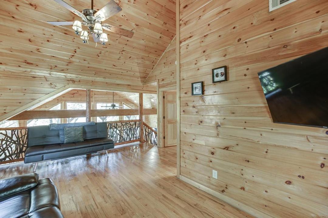 Deluxe Cabin For Groups Near Helen w Hot Tub