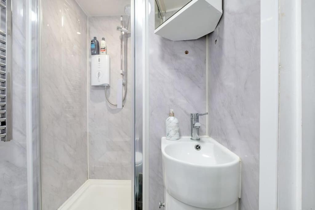 Small and cosy entire House in Peterborough view 3