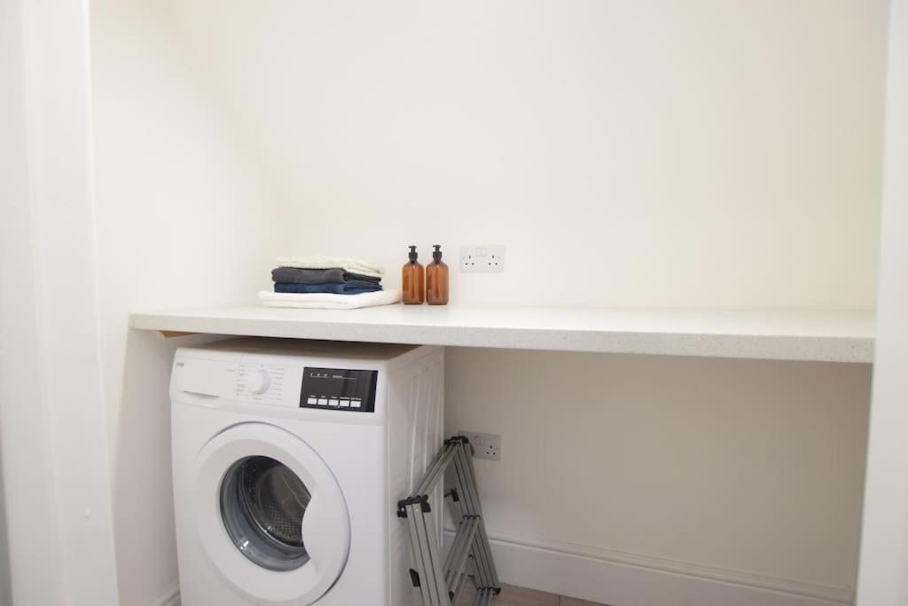 Stylish city centre 1 bed apartment view 3