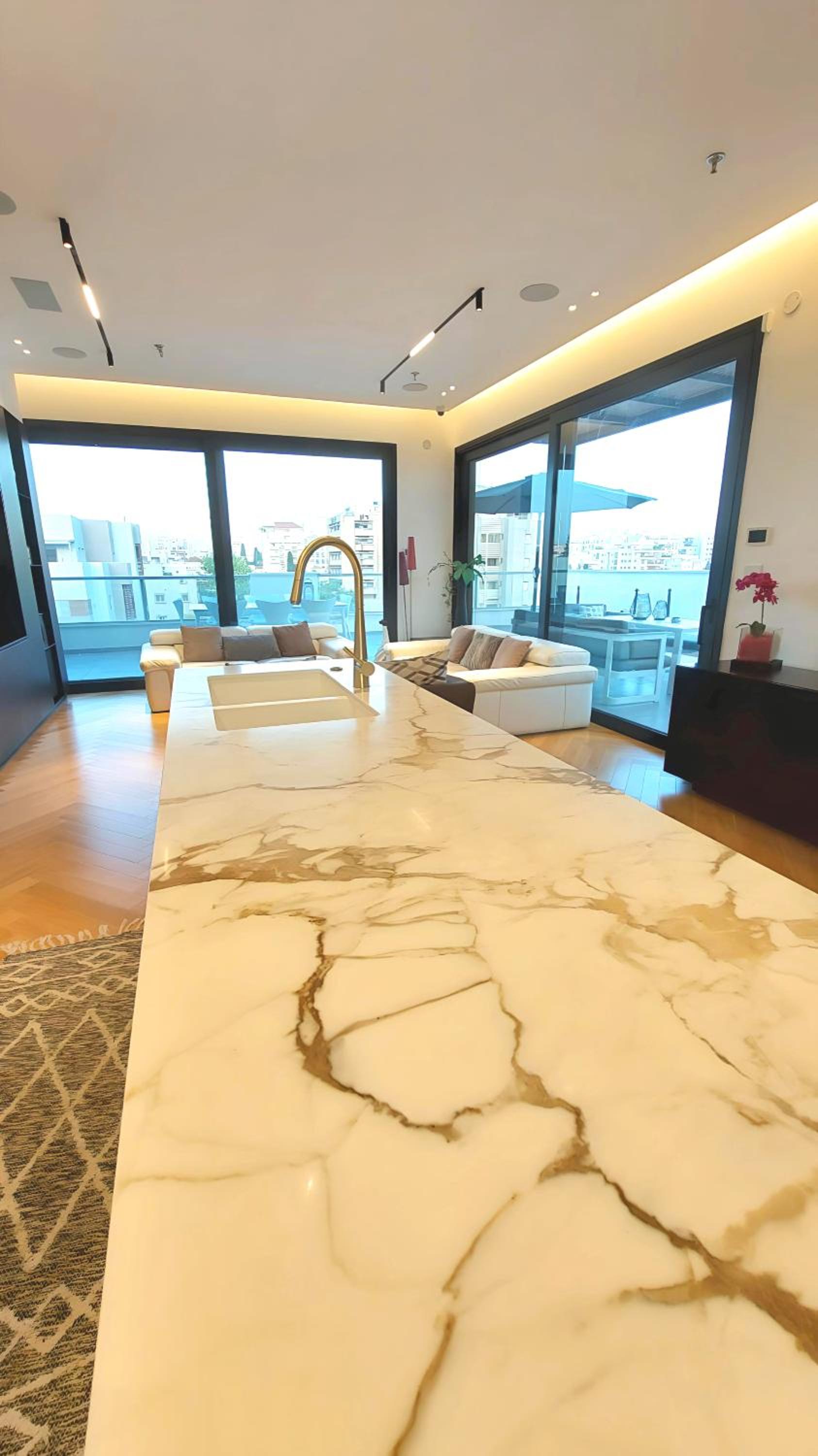 Exquisite 3bed Penthouse City Center - Kosher Opt. view 4