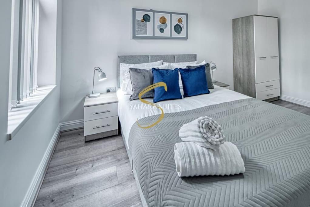 Spacious 5-Bedroom Home - Sleeps 10 - Manchester - Parking photo 4