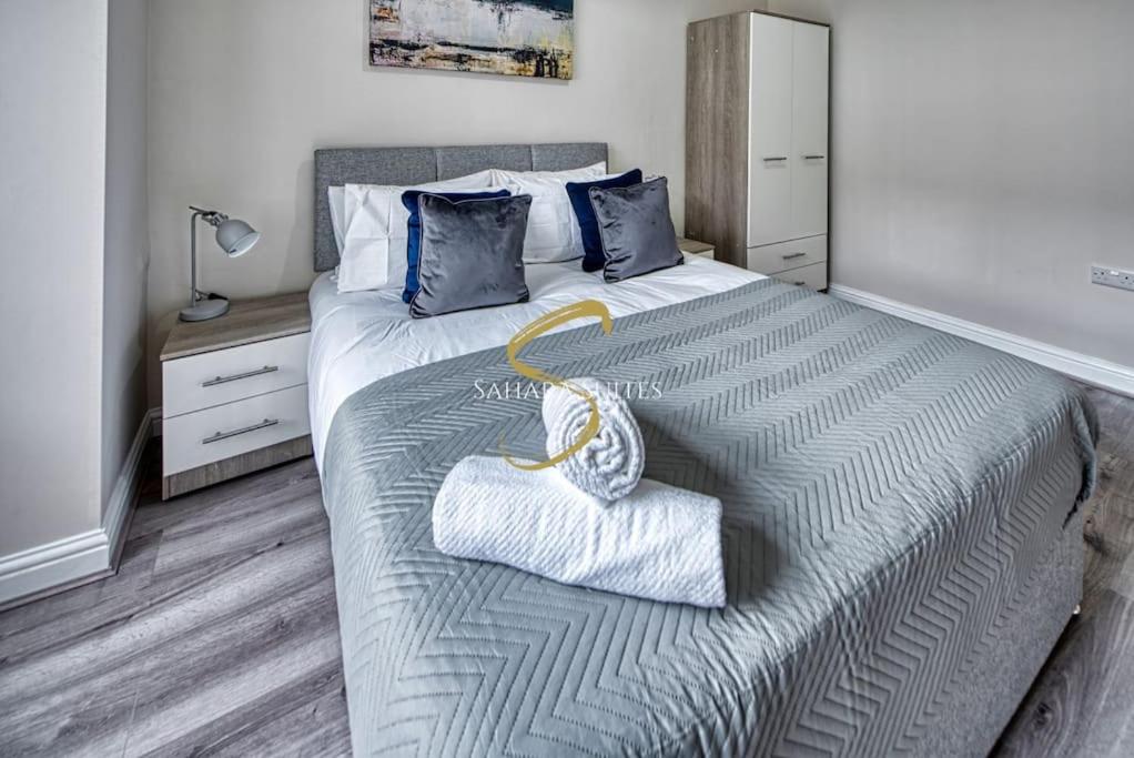 Spacious 5-Bedroom Home - Sleeps 10 - Manchester - Parking photo 5
