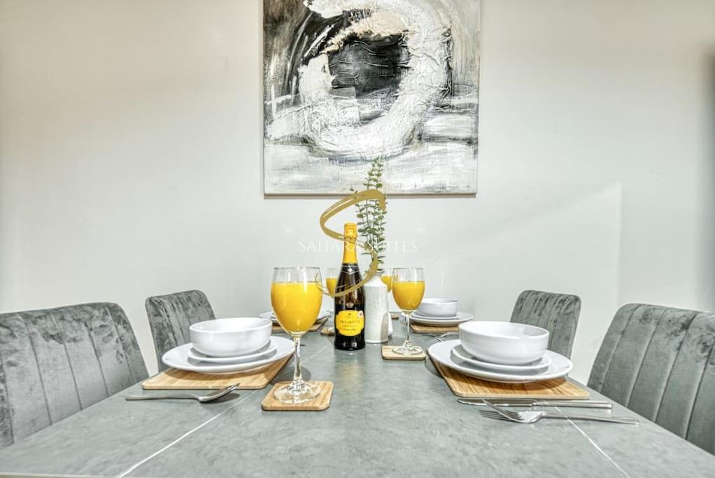 Spacious 5-Bedroom Home - Sleeps 10 - Manchester - Parking