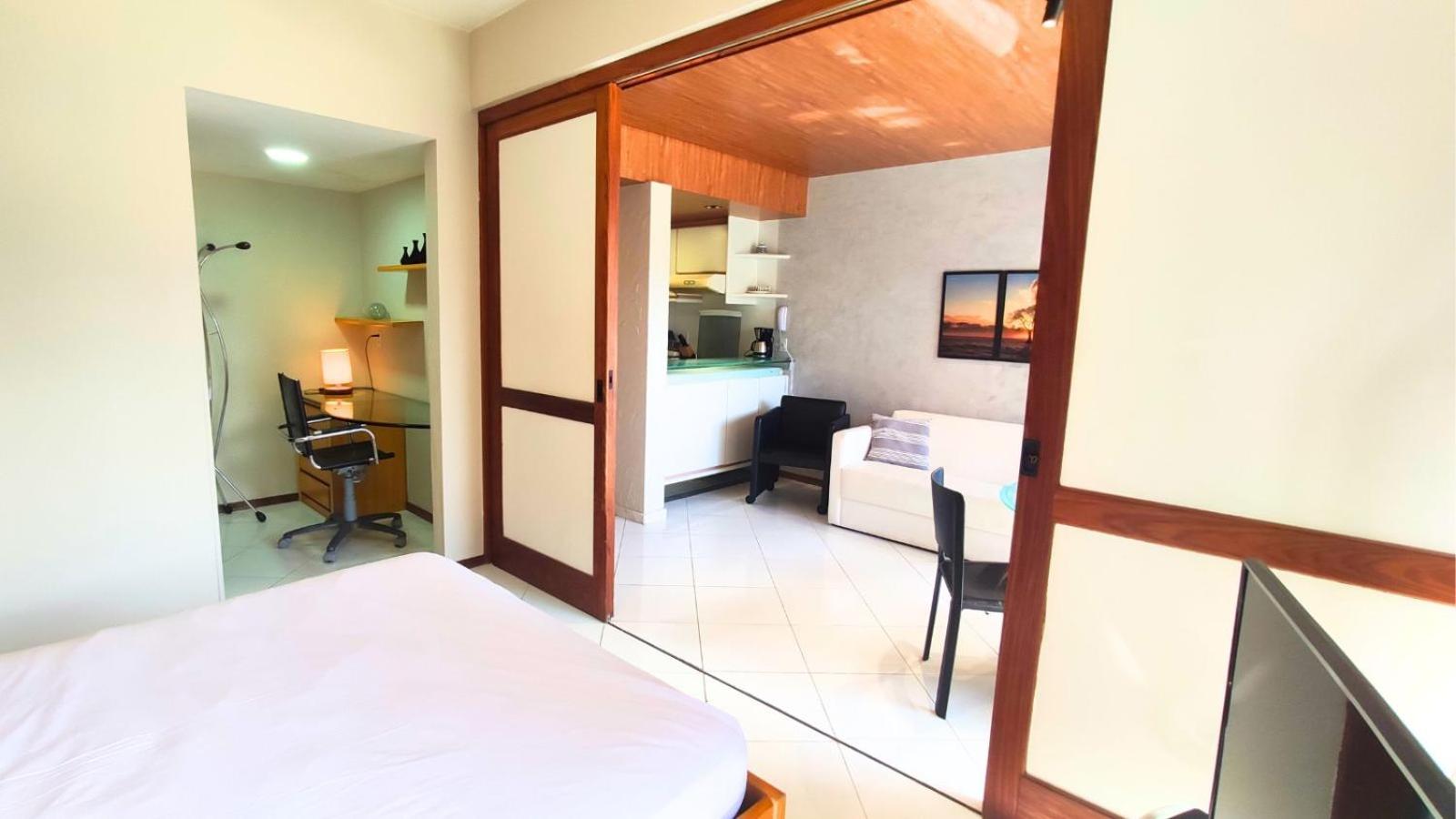 Flat Completo com cozinha no Melhor da Pituba, WIFI, Ar, Netflix, EDF Frente Mar, Piscina
