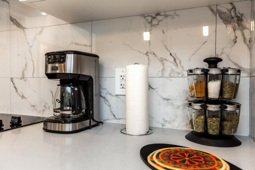 Beautiful Elegant Home Sleeps 10, Free Parking, Central AC