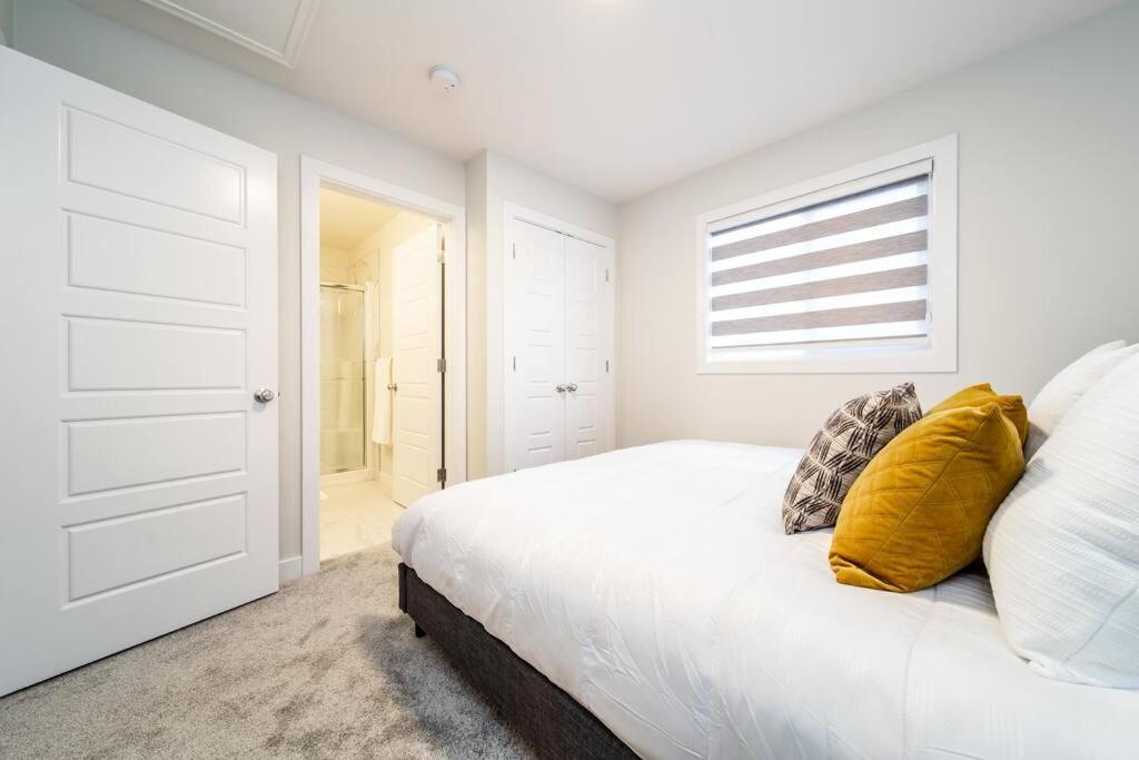 Beautiful Elegant Home Sleeps 10, Free Parking, Central AC