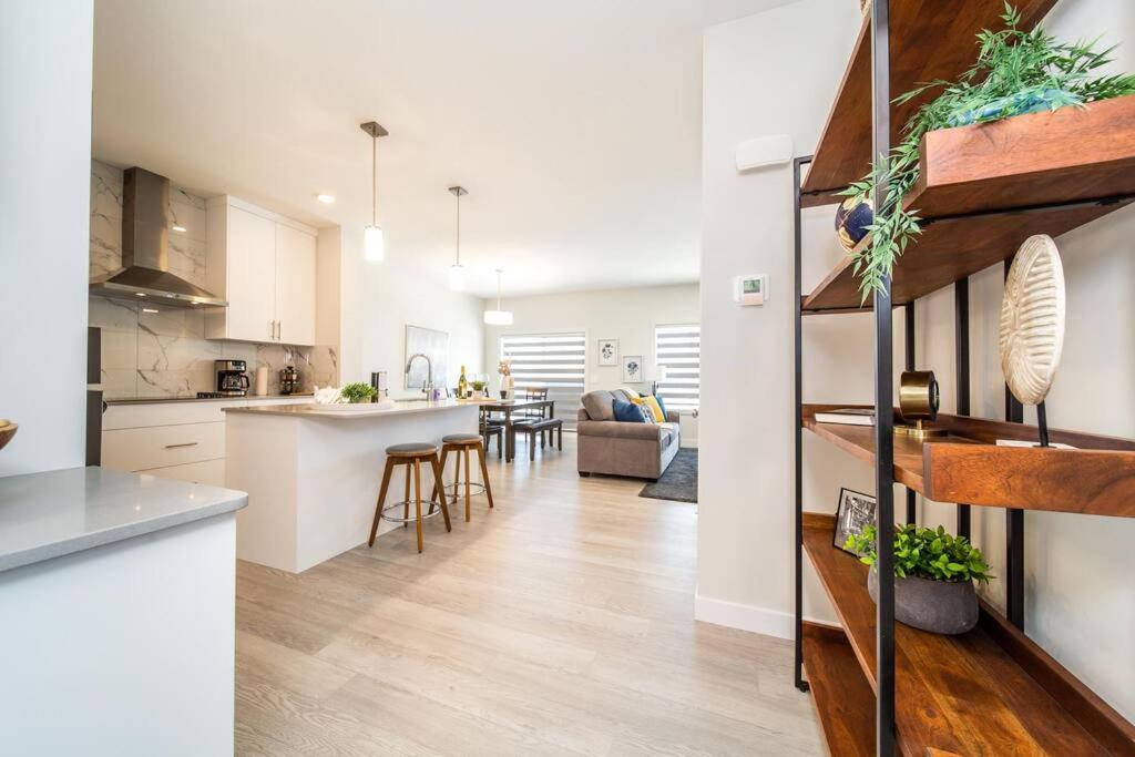 Beautiful Elegant Home Sleeps 10, Free Parking, Central AC