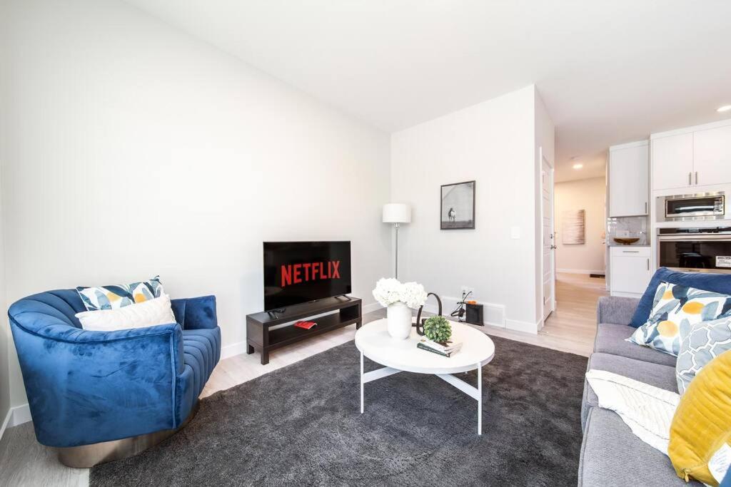 Beautiful Elegant Home Sleeps 10, Free Parking, Central AC