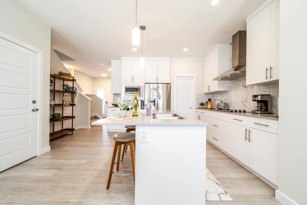 Beautiful Elegant Home Sleeps 10, Free Parking, Central AC