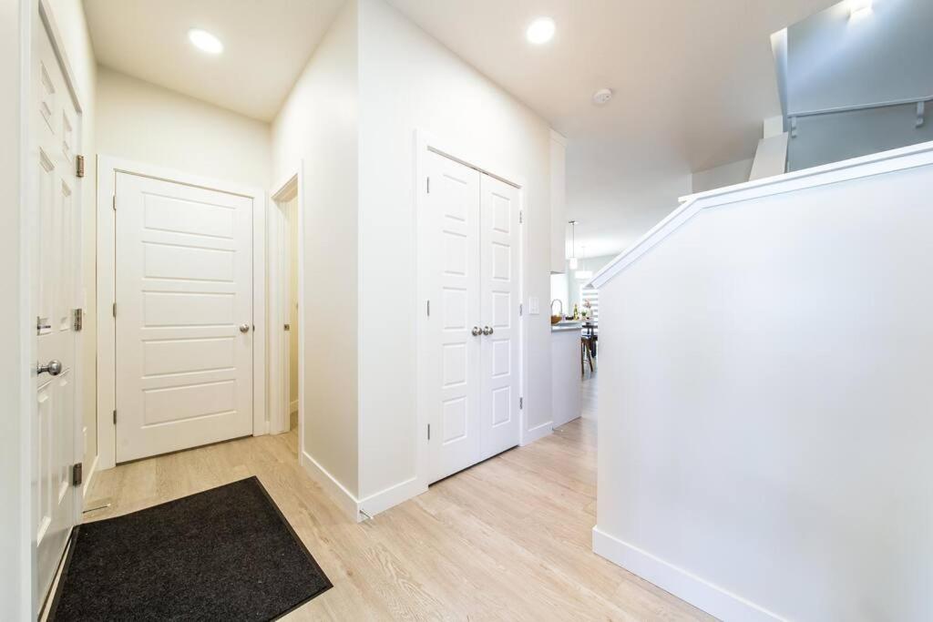 Beautiful Elegant Home Sleeps 10, Free Parking, Central AC