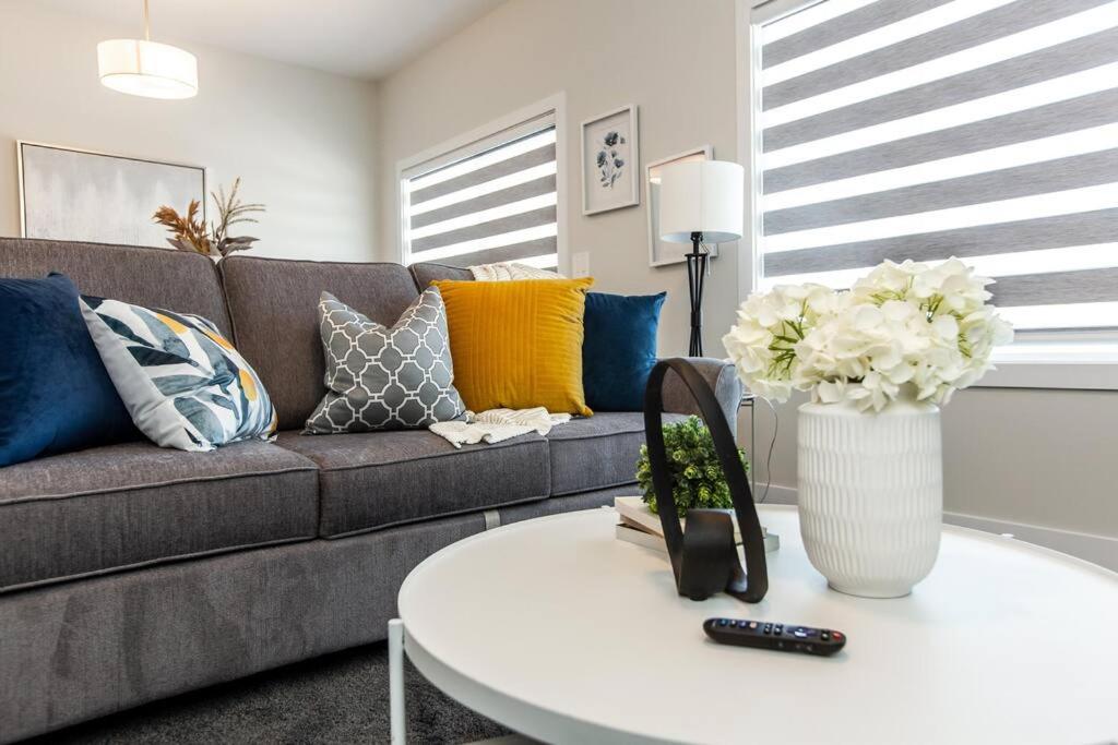 Beautiful Elegant Home Sleeps 10, Free Parking, Central AC