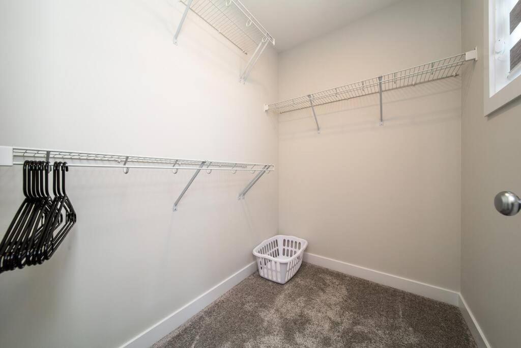 Beautiful Elegant Home Sleeps 10, Free Parking, Central AC