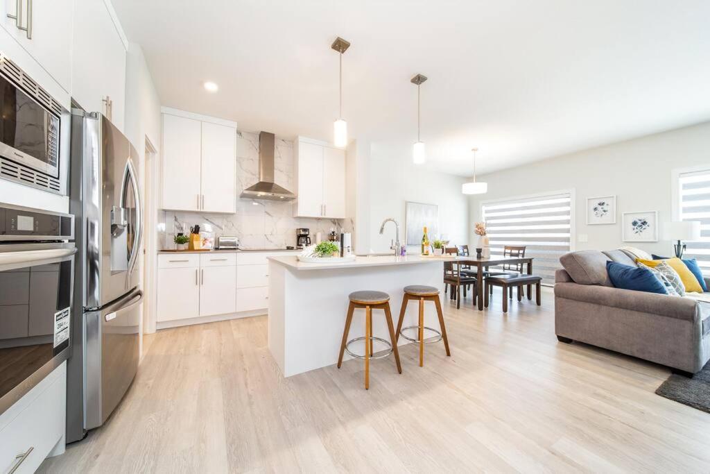 Beautiful Elegant Home Sleeps 10, Free Parking, Central AC