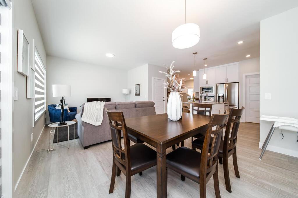 Beautiful Elegant Home Sleeps 10, Free Parking, Central AC