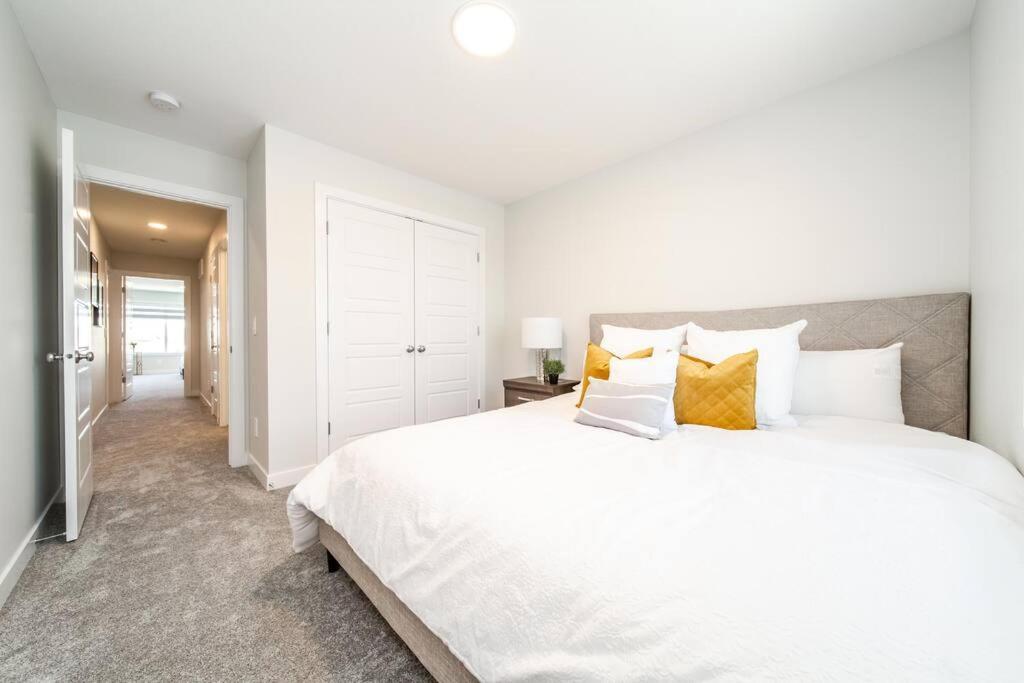Beautiful Elegant Home Sleeps 10, Free Parking, Central AC